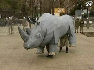По Токийскому зоопарку бегал искусственный носорог
