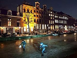 Морозы заковали в лед нидерландские каналы Морозы заковали в лед нидерландские каналы