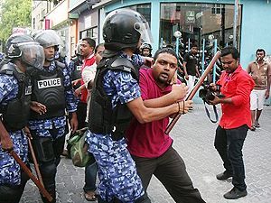 Мальдіви: Після відставки Президента його прихильники побились з поліцією