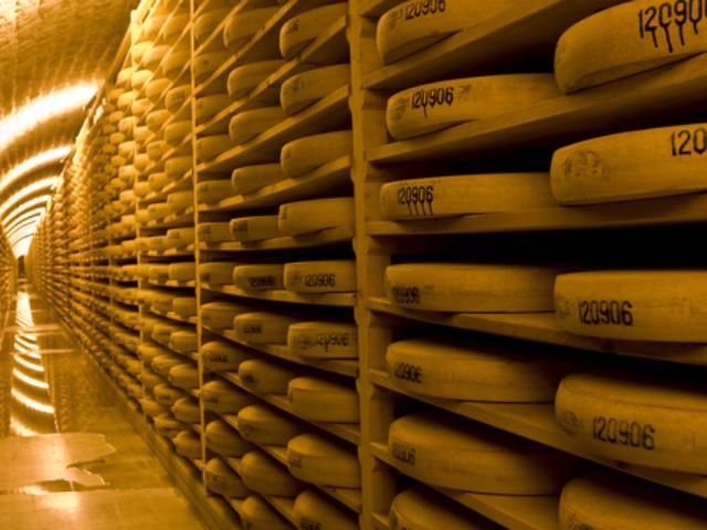 Білорусь думає, що теж обійдеться без українських сирів Білорусь думає, що теж обійдеться без українських сирів