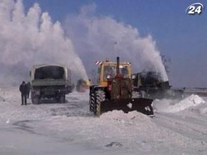 В Крыму борются со снежными заносами на дорогах