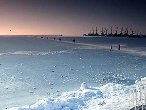 В Бердянске мать с дочерью провалились под лед В Бердянске мать с дочерью провалились под лед