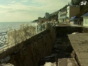 Шторм зруйнував частину набережної в Алушті та розмив пляжну смугу Шторм зруйнував частину набережної в Алушті та розмив пляжну смугу