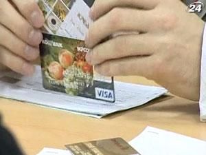 Банки у 2011 р. випустили 2,5 млн. кредитних карт Банки у 2011 р. випустили 2,5 млн. кредитних карт