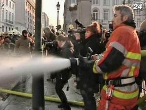 Бельгійські пожежники з водометів облили поліцейських