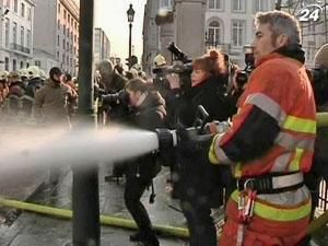 Бельгийские пожарные из водометов облили полицейских