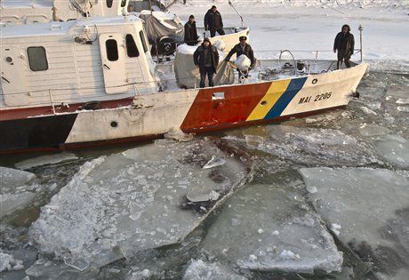 Перевозчики приостановили работу из-за замерзшего Дуная