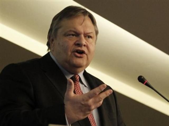 Депутат-коммунист бросил в министра финансов Греции проект бюджета Депутат-коммунист бросил в министра финансов Греции проект бюджета