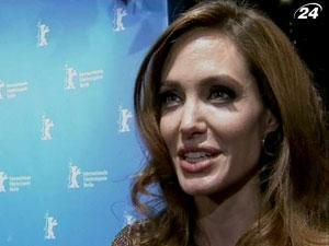 Джоли и Питт представили фильм "В краю крови и меда" на "Берлинале" Джоли и Питт представили фильм "В краю крови и меда" на "Берлинале"