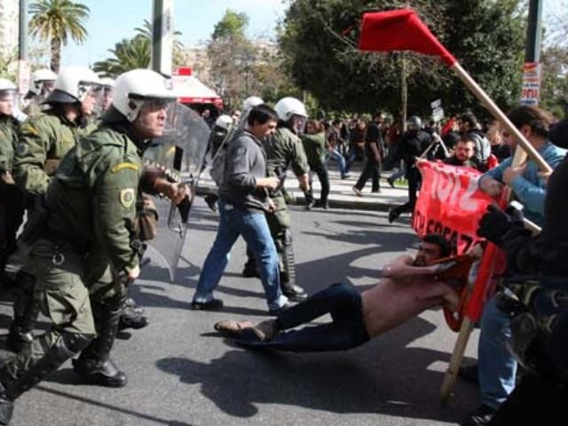 Греки пытаются прорваться к парламенту с камнями и бутылками
