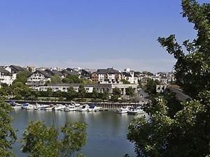 Мешканці передмістя Парижу протестують проти пам’ятнику з Карлою Бруні в якості моделі Мешканці передмістя Парижу протестують проти пам’ятнику з Карлою Бруні в якості моделі