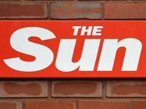 Газета "The Sun": Уітні померла після 48-годинної вечірки Газета "The Sun": Уітні померла після 48-годинної вечірки