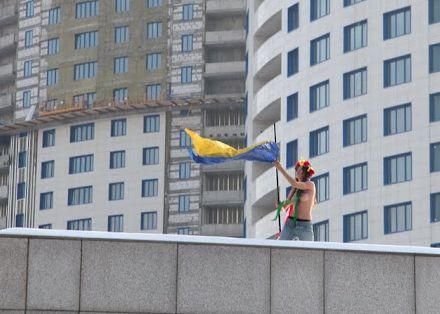 Активістки Femen підняли український прапор біля  штаб-квартири "Газпрому"