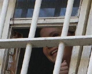 Тюремники роз'яснюють іноземним медикам статус Тимошенко Тюремники роз'яснюють іноземним медикам статус Тимошенко