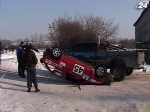 Харків: одна з жінок, яку травмувало авто під час перегонів, загинула Харків: одна з жінок, яку травмувало авто під час перегонів, загинула