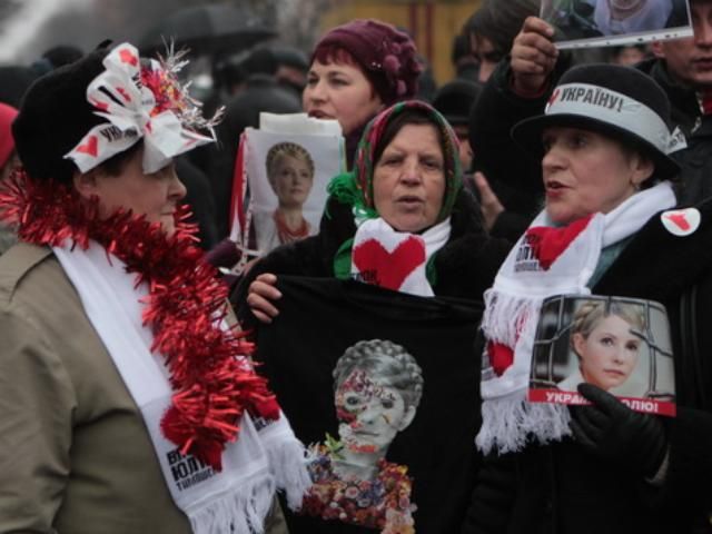 На Крещатике собирают книги для Тимошенко