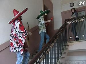 В столице влюбленные к празднику дарили серенады В столице влюбленные к празднику дарили серенады