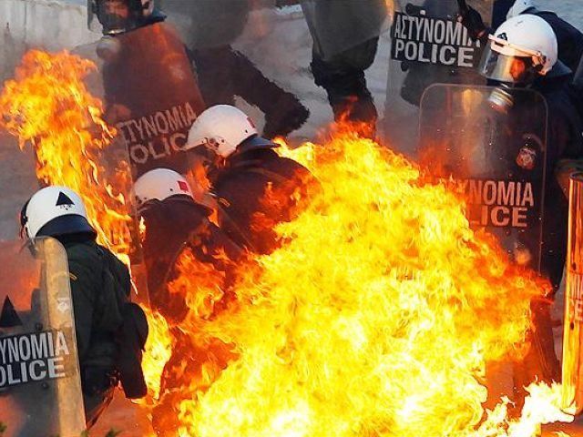 В Греции начались погромы. Афины в огне В Греции начались погромы. Афины в огне