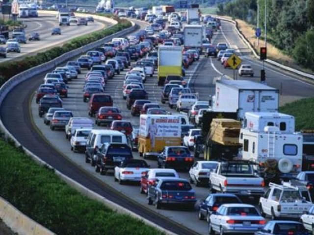 Россия теряет 7-9% ВВП ежегодно из-за автомобильных пробок Россия теряет 7-9% ВВП ежегодно из-за автомобильных пробок