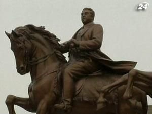 У Пхеньяні відкрили скульптуру, присвячену покійним лідерам КНДР