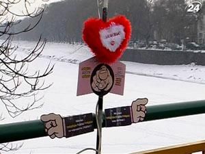Центральный мост Ужгорода украсили символами любви