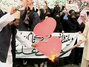 В День влюбленных в Таиланде целуются, в Пакистане - протестуют