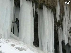 У Румунії сніг засипав будинки, а у Китаї замерз водоспад 
