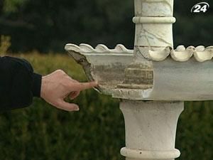 В Алупці біля Воронцовського палацу тріснули два старовинні фонтани В Алупці біля Воронцовського палацу тріснули два старовинні фонтани