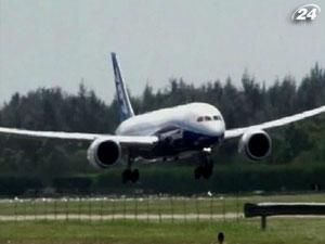 Boeing 787 Dreamliner совершил посадку на аэродроме Сингапурского авиашоу Boeing 787 Dreamliner совершил посадку на аэродроме Сингапурского авиашоу