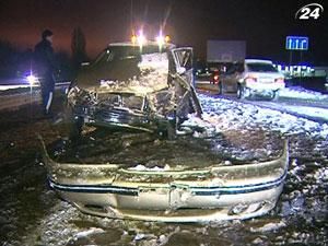 Снігопад та туман став причиною аварійних ситуацій на дорогах
