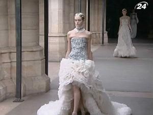 Для бренда Alexander McQueen свою коллекцию представила Бертон