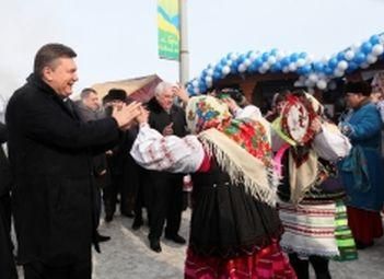 Янукович поїв млинців у Вишгороді Янукович поїв млинців у Вишгороді