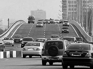 В Москве полицейский на "девятке" въехал в 4 грузовика на встречной В Москве полицейский на "девятке" въехал в 4 грузовика на встречной