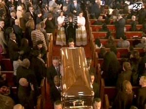 В США похоронили Уитни Хьюстон В США похоронили Уитни Хьюстон