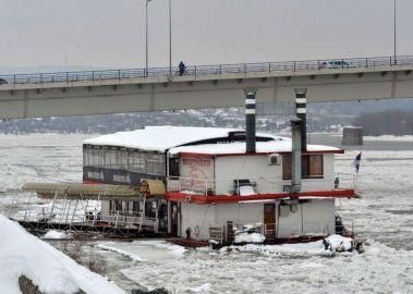 Льодохід на Дунаї зніс близько сотні суден та затопив ресторан на воді