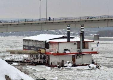 Ледоход на Дунае снес около сотни судов и затопил ресторан на воде