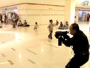 Индонезия: в торговых центрах устраивают военные игры для детей и взрослых
