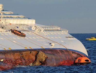 Під лайнером Costa Concordia руйнуються скелі Під лайнером Costa Concordia руйнуються скелі