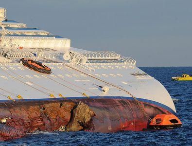 Под лайнером Costa Concordia разрушаются скалы