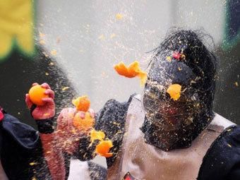 165 человек пострадали в апельсиновых боях в Италии 165 человек пострадали в апельсиновых боях в Италии