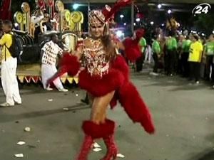 В Рио-де-Жанейро продолжаются выступления танцоров самбы В Рио-де-Жанейро продолжаются выступления танцоров самбы