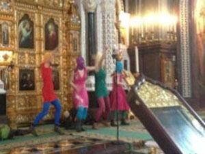 Панки-феміністки заспівали у Храмі Христа Спасителя "Богородице, Путіна прожени"