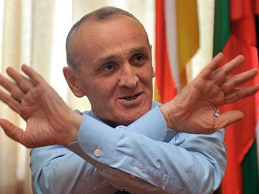 У невизнаній Абхазії обстріляли автомобіль з президентом