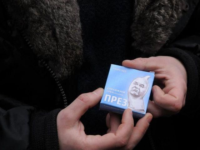 В Киеве раздавали фирменные презервативы