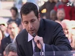 Адам Сэндлер получил именную звезду на Аллее славы Голливуда Адам Сэндлер получил именную звезду на Аллее славы Голливуда