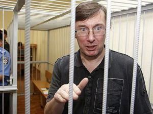 Екс-міністру Луценку дали чотири роки, в суді сутичка