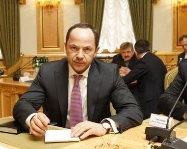 Азаров доручив Тігіпку "осучаснити" виплати соціальної допомоги Азаров доручив Тігіпку "осучаснити" виплати соціальної допомоги