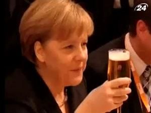 Канцлера ФРН Ангелу Меркель офіціант облив пивом
