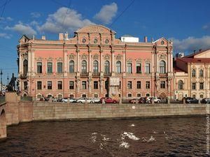 В Санкт-Петербурге горит дворец на Невском проспекте В Санкт-Петербурге горит дворец на Невском проспекте