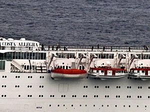 Лайнер Costa Allegra взяли на буксир французи Лайнер Costa Allegra взяли на буксир французи